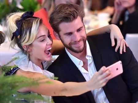 Tình cảm thăng hoa nhưng Miley Cyrus vẫn không muốn “theo chàng về dinh”