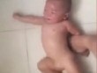 Cha quay clip giẫm đạp con trai gần 1 tuổi trong nhà tắm để bắt vợ phải về