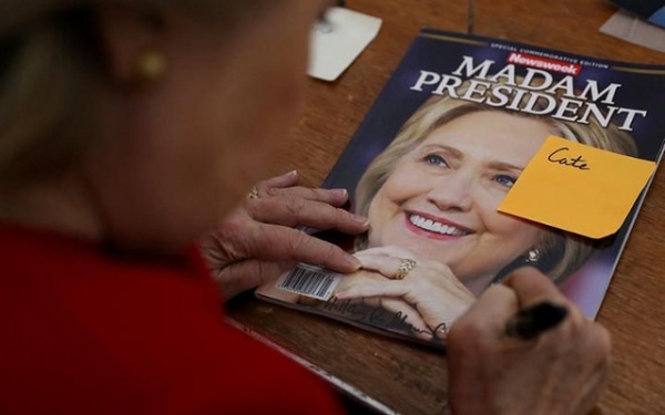 Báo Mỹ trót phát hành 125.000 ấn bản in bìa Clinton đắc cử