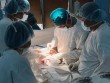 Bé gái 11 tuổi đã bị u nang buồng trứng to bằng quả bưởi