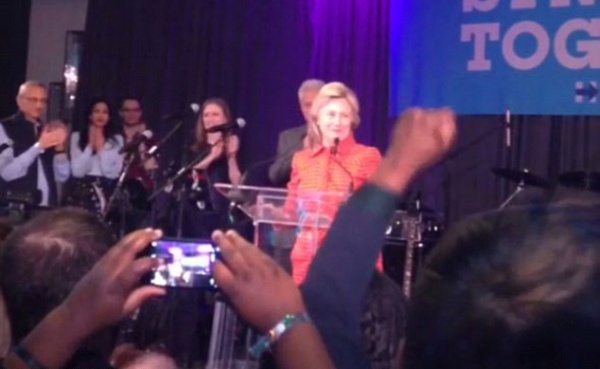 Bà Clinton được tặng 1.200 bông hồng sau thất bại bầu cử