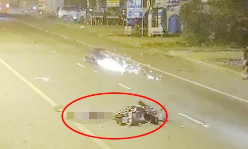 Video quái xế tông xe máy qua đường tóe lửa xem nhiều tuần qua