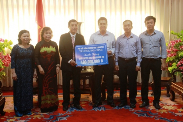 Phó Thủ tướng Trương Hòa Bình tặng Quỹ Khuyến học Quảng Trị 100 triệu đồng