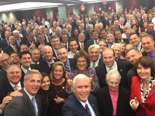 Ảnh selfie của phó tướng Trump bị chỉ trích vì toàn quan chức da trắng
