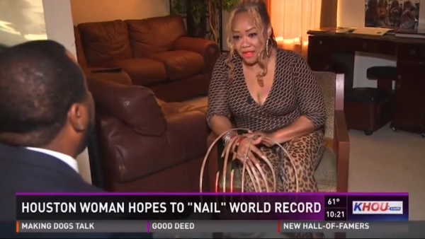 Mỹ: Người phụ nữ nuôi móng tay dài 66cm trong suốt 23 năm
