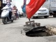 Mặt đường ở Sài Gòn bất ngờ “biến mất” tạo hố sâu 2m