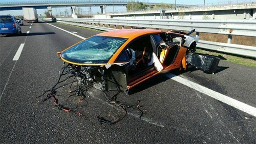 Lamborghini bay mất đầu xe khi gặp nạn ở tốc độ cao