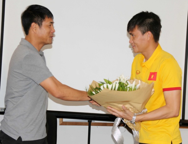 Tuyển thủ Việt Nam tặng hoa HLV Hữu Thắng nhân ngày 20/11