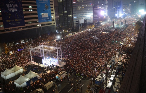 Hàng trăm nghìn người thắp nến giữa Seoul phản đối tổng thống Hàn Quốc