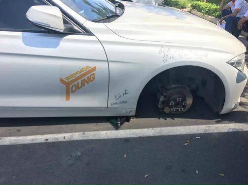 BMW đỗ trong bệnh viện bị trộm bánh xe