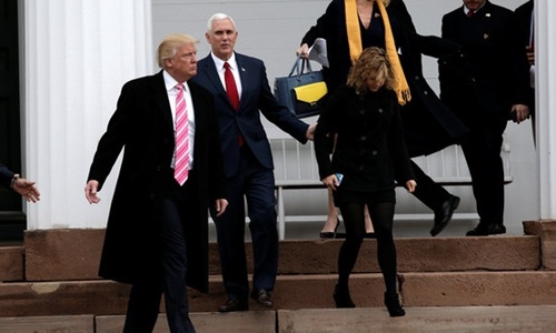 Donald Trump được hoan nghênh khi đi lễ ở nhà thờ