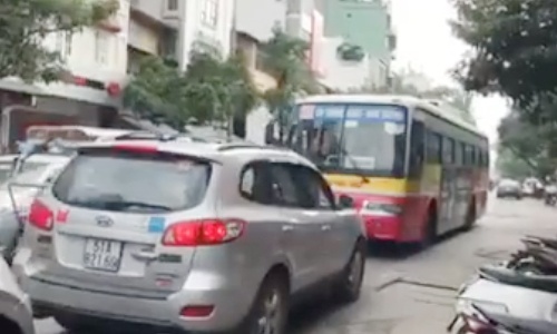 Xe buýt Hà Nội bị ôtô ép lùi trăm mét vì chạy ngược chiều