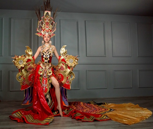 Bộ váy nặng 44kg gây tranh cãi của người đẹp Việt thi Hoa hậu Siêu quốc gia?