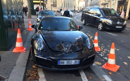 Xe Porsche bị cho nổ nắp cốp vì nằm ở chỗ đỗ taxi