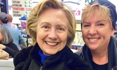 Clinton tươi cười đi mua sắm cho Lễ Tạ ơn