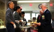 Obama đích thân phục vụ đồ ăn cho các cựu binh Mỹ