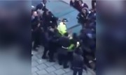 Cảnh sát Anh bị 30 học sinh vây đánh, giẫm lên đầu