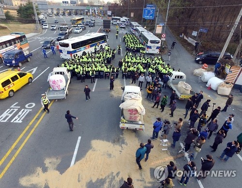 Nông dân Hàn Quốc bị cấm lái máy cày biểu tình chống tổng thống