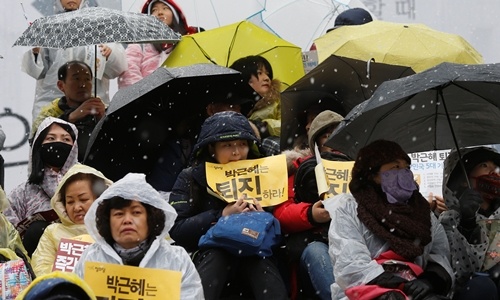 Hàng nghìn người Hàn Quốc đội mưa tuyết, biểu tình đòi tổng thống từ chức