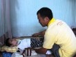 Người cha mang “án tử” nuôi con bại liệt