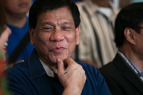Tổng thống Duterte thừa nhận vỗ mông nữ cảnh sát