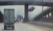 Ôtô rơi từ cầu vượt cao 9 m, tài xế thoát nạn