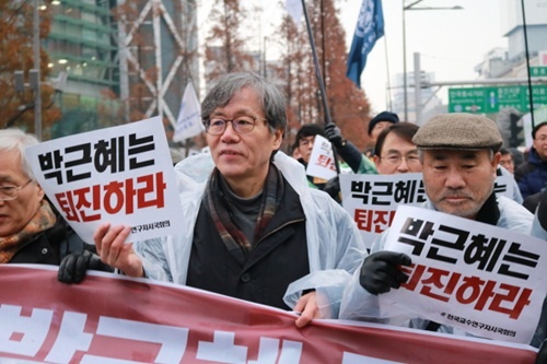 200 giáo sư Hàn Quốc biểu tình đòi Tổng thống Park từ chức