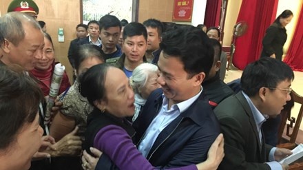 Vụ tiểu thương bãi thị ở Hà Tĩnh: Chủ tịch tỉnh đối thoại với dân