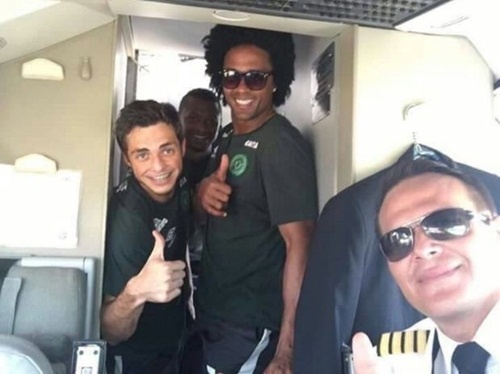 Hình ảnh câu lạc bộ bóng đá Brazil tươi cười trước khi máy bay cất cánh