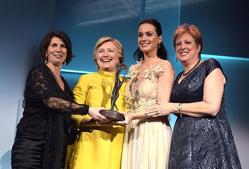 Hillary Clinton bất ngờ tái xuất tại sự kiện của Unicef