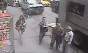 Trộm thản nhiên cuỗm túi vàng 1,6 triệu USD giữa đường phố New York