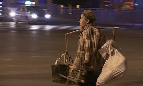 Người mẹ già Trung Quốc bán hàng cả đêm kiếm tiền cho con trai