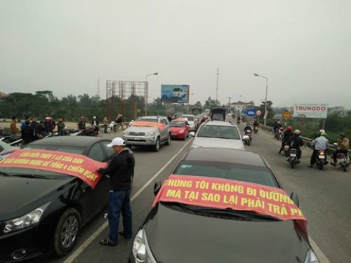 Hàng chục ôtô chặn cầu Bến Thủy phản đối thu phí