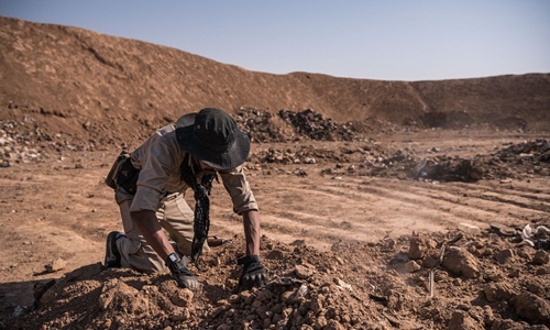 Hành trình tìm người thân dưới những mồ chôn tập thể của IS