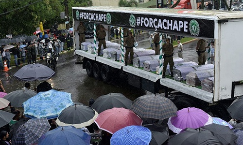 Trời trút mưa trong lễ tang đội bóng Brazil gặp tai nạn máy bay