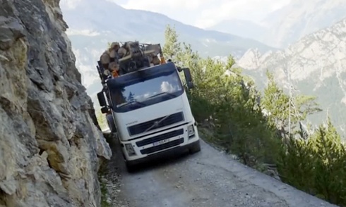 Tài năng đỉnh cao của tài xế xe tải