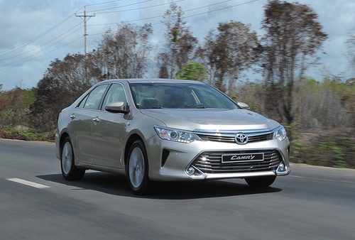 Toyota Camry mới giảm giá tại Việt Nam