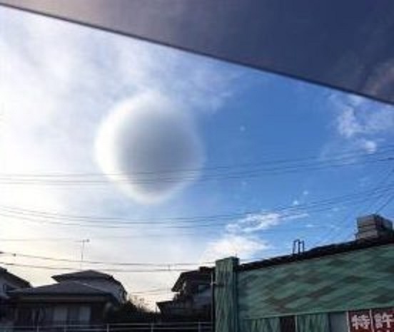 Đám mây hình cầu kì lạ trên trời khiến dân Nhật lo lắng