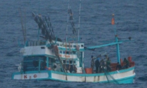 Malaysia bắt tàu cá và 12 ngư dân Việt Nam                                                English                                                    ga("create", "UA-50285069-16", "auto", {"name":