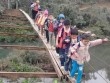 Thót tim cảnh học sinh đến trường qua cầu treo rộng bằng gang tay