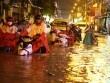 Áp thấp nhiệt đới tiến sát bờ, đêm nay Sài Gòn mưa rất to