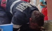 Lính cứu hỏa Romania hô hấp nhân tạo cứu chó gặp nạn