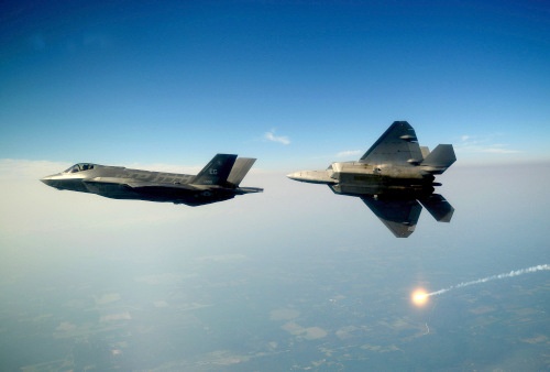 Mỹ có thể trang bị pháo laser cho tiêm kích F-22 và F-35