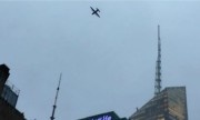 Máy bay quân sự lượn vòng trên bầu trời New York gây tò mò