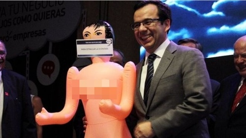 Bộ trưởng Chile được tặng búp bê tình dục, gây phẫn nộ