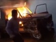 Thiếu gia nhà giàu mang xe sang 2,4 tỉ ra châm lửa đốt "cho đỡ buồn"