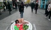 Phụ nữ Anh khỏa thân nằm trên đĩa giữa phố phản đối giết gà tây