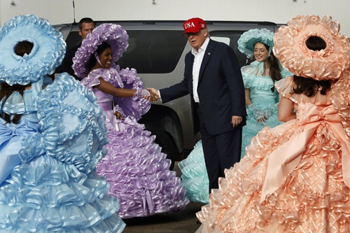 Dàn mỹ nữ mặc váy sặc sỡ chào đón Trump trong tour cảm ơn người ủng hộ