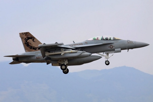 Mỹ cấm bay tiêm kích F-18 Super Hornet vì sự cố bung nắp buồng lái