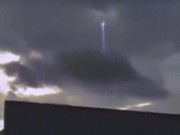 UFO kỳ quái xuyên qua đám mây đen